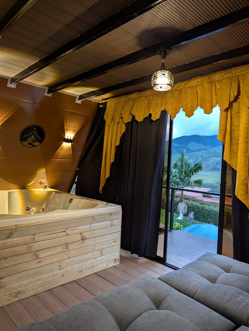 El jacuzzi con la montaña de frente