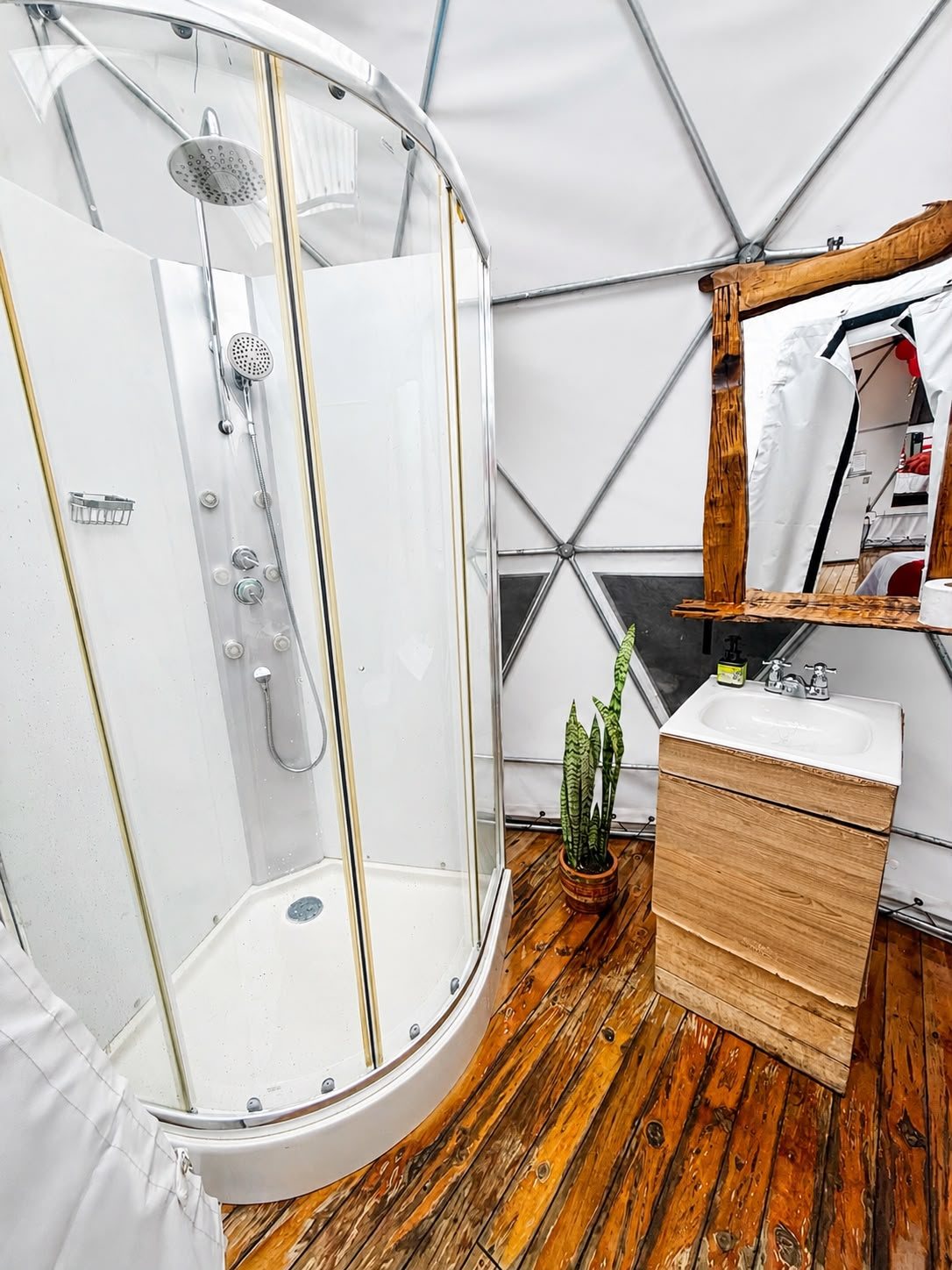 Baño privado con ducha de agua caliente