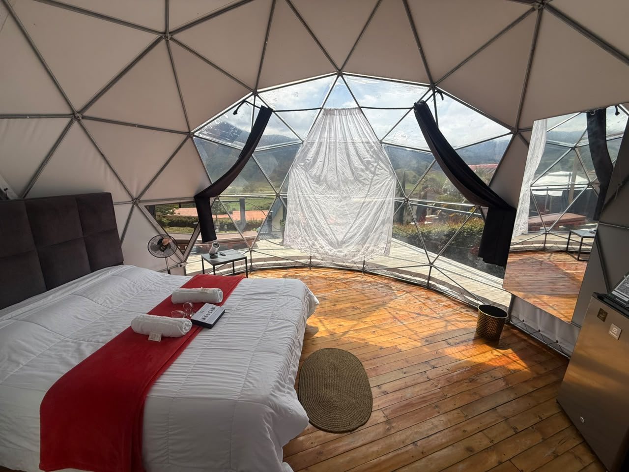 El domo por dentro, con la vista al valle