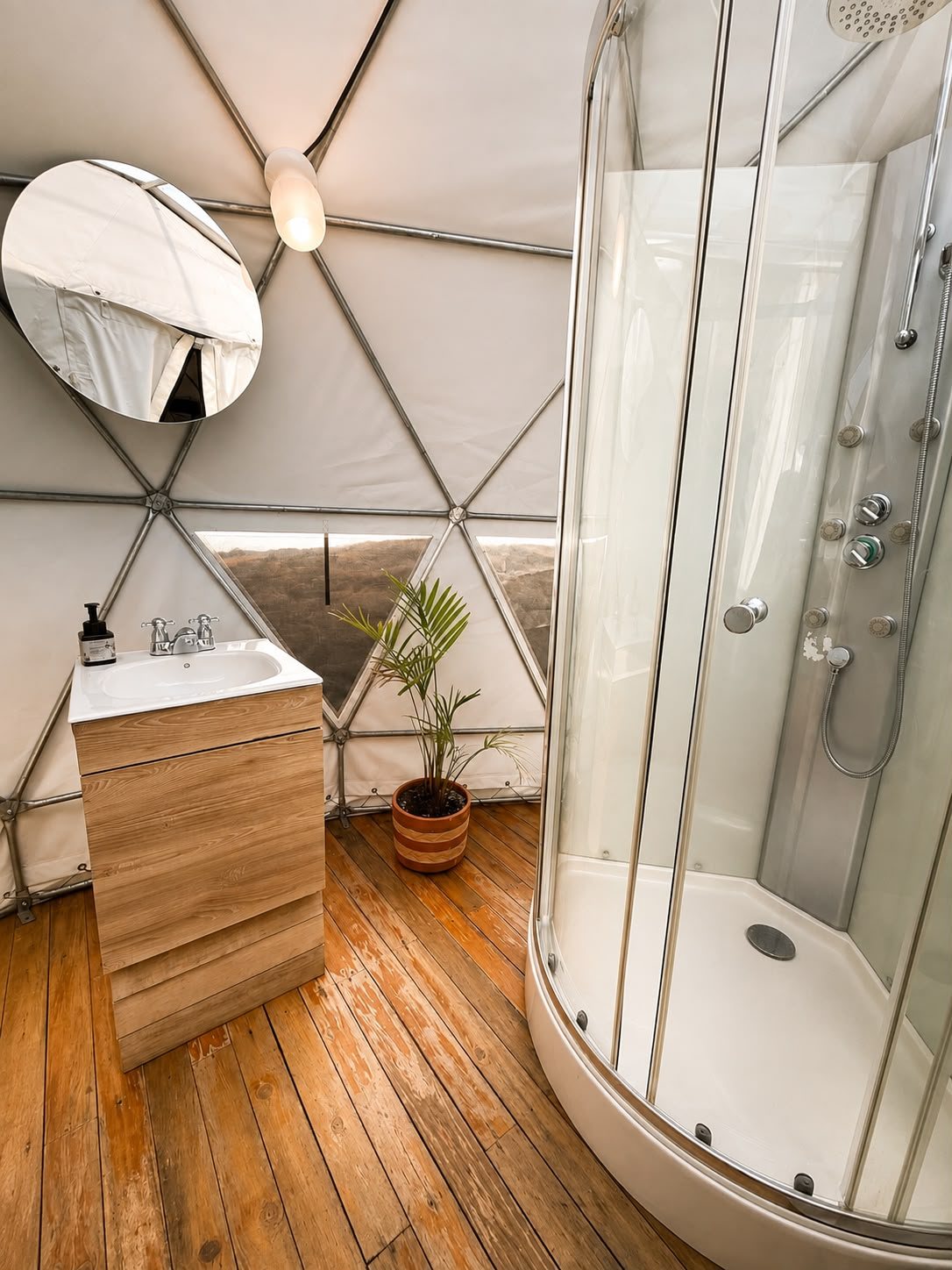 Baño privado con ducha de agua caliente