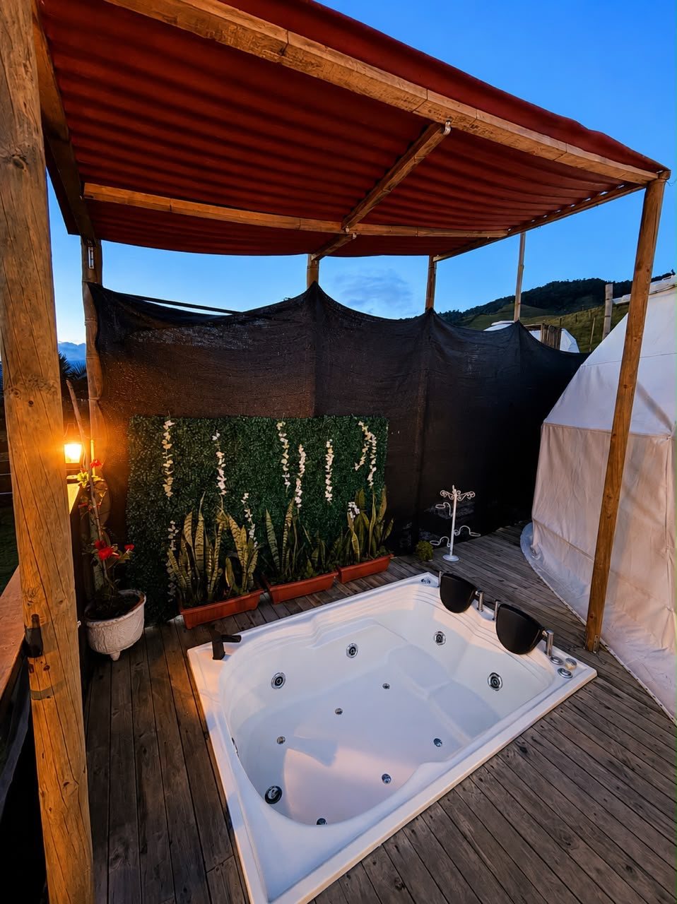 El jacuzzi privado bajo la pérgola, al atardecer