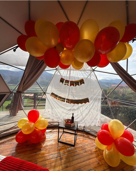 Domo decorado con globos para un cumpleaños